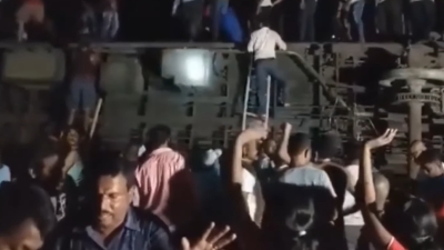 Почти 300 человек погибло в результате столкновениях трех поездов в Индии