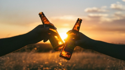 Распитие пива в жару грозит проблемами с сердцем и печенью — советы гастроэнетеролога