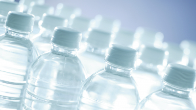 Токсиколог рассказал о тонкостях выбора питьевой воды в отпуске