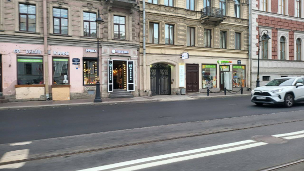 В центре Санкт-Петербурга вводят автомобилистов в заблуждение — убрали разметку платной парковки
