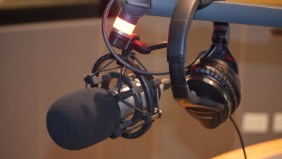 Российские радиостанции теперь не транслируют песни иноагентов