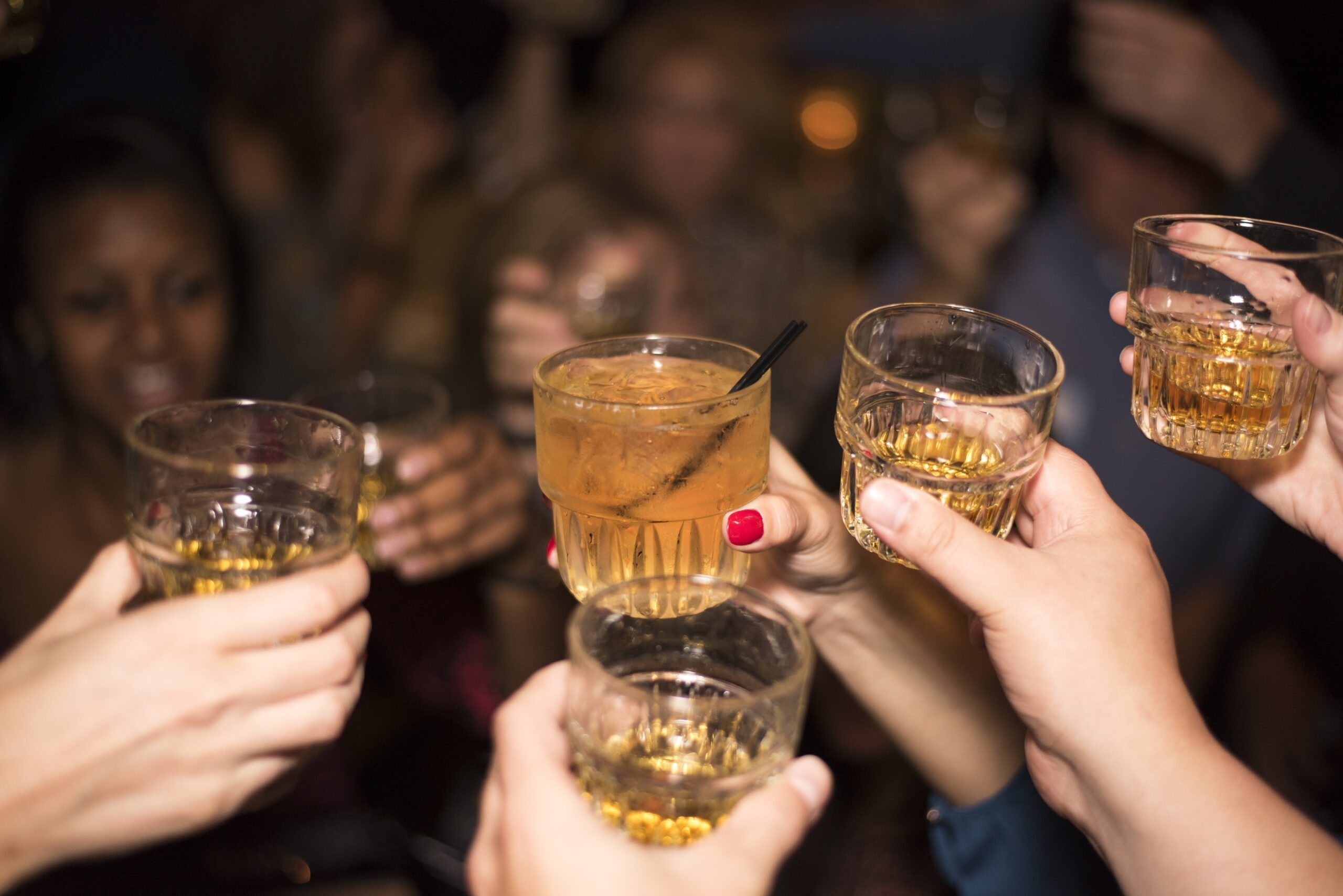 Как пить и не пьянеть в пятничном угаре. 8 способов и 1 секрет