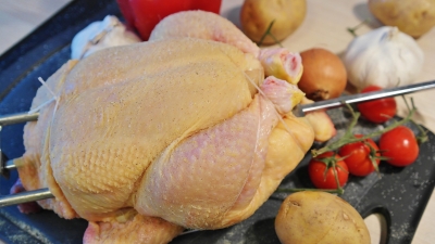 Завышенные цены на мясо курицы в российских регионах расследует ФАС