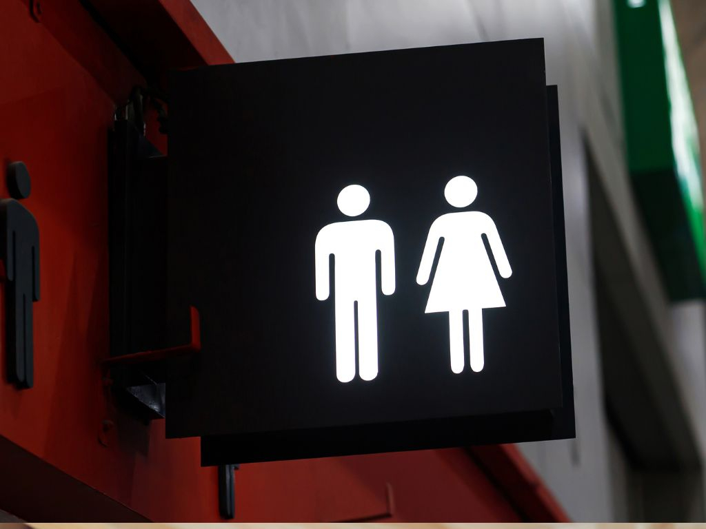 Студенты из США бастуют из-за удаления тампонов из мужских туалетов