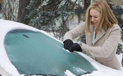 Эксперт предупредил о пяти запрещенных методах размораживания автомобиля зимой