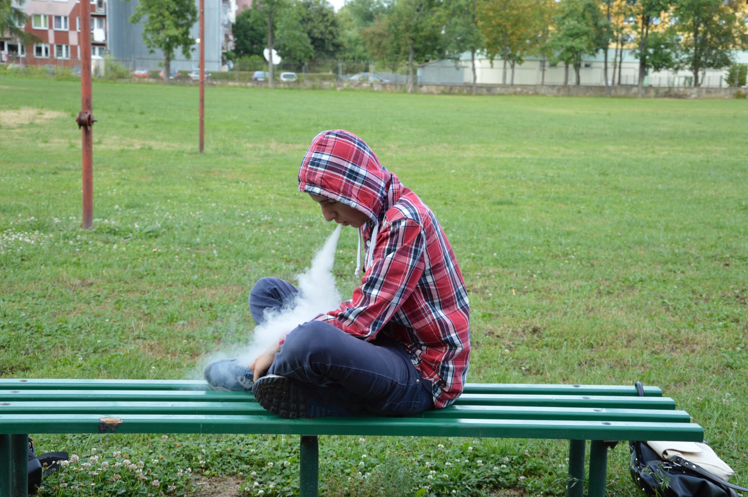 В России хотят ввести штрафы для родителей, чьи дети курят вейпы