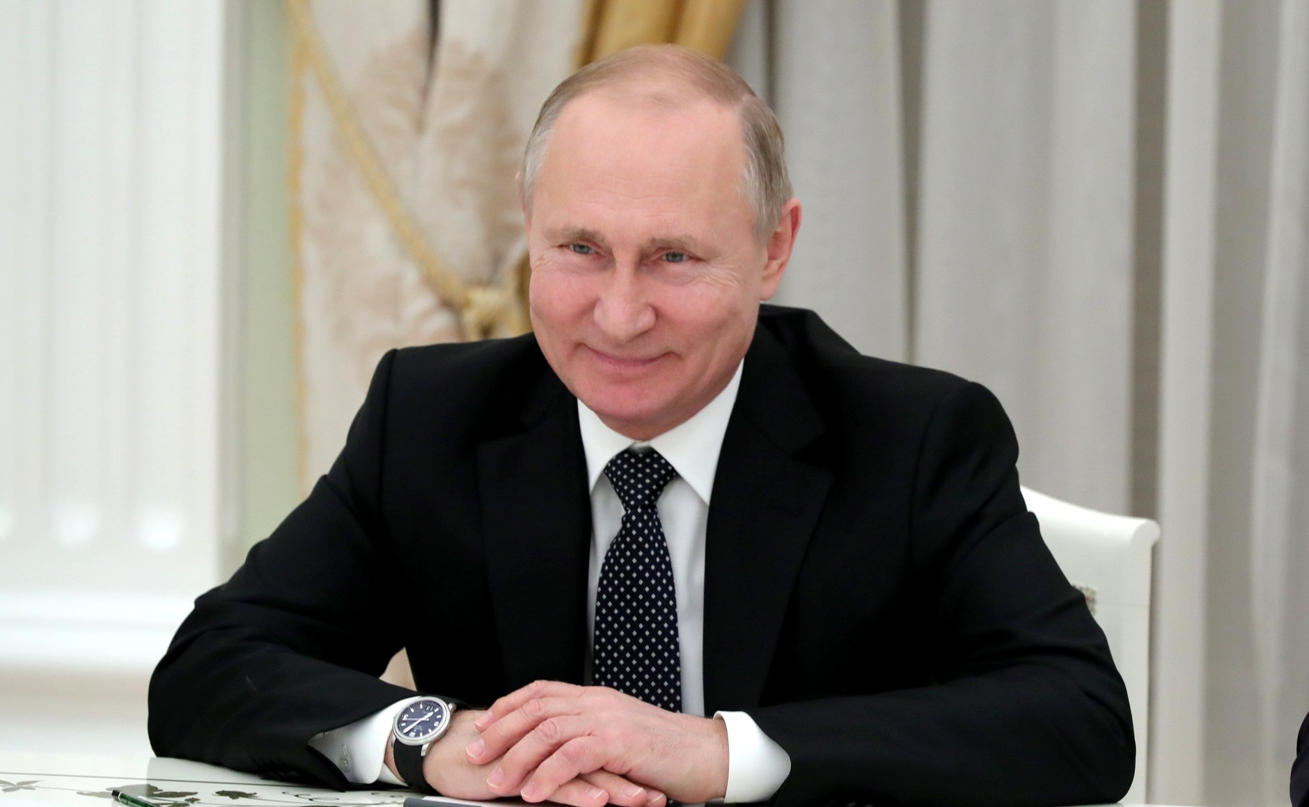 Путин «одобрительно посмотрел» и подписал закон №544