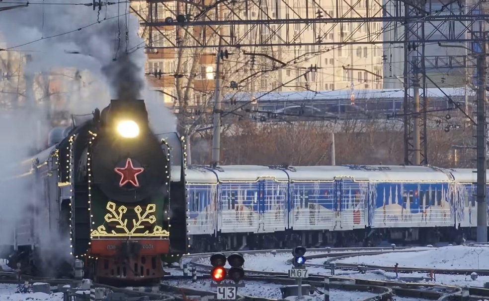 Сказочный поезд Деда Мороза отправился в путешествие по 80 регионам России