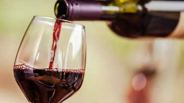 Ученые нашли причину головных болей от красного вина