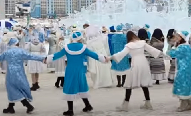 В Кемерове установлен рекорд России: самый массовый хоровод Снегурочек