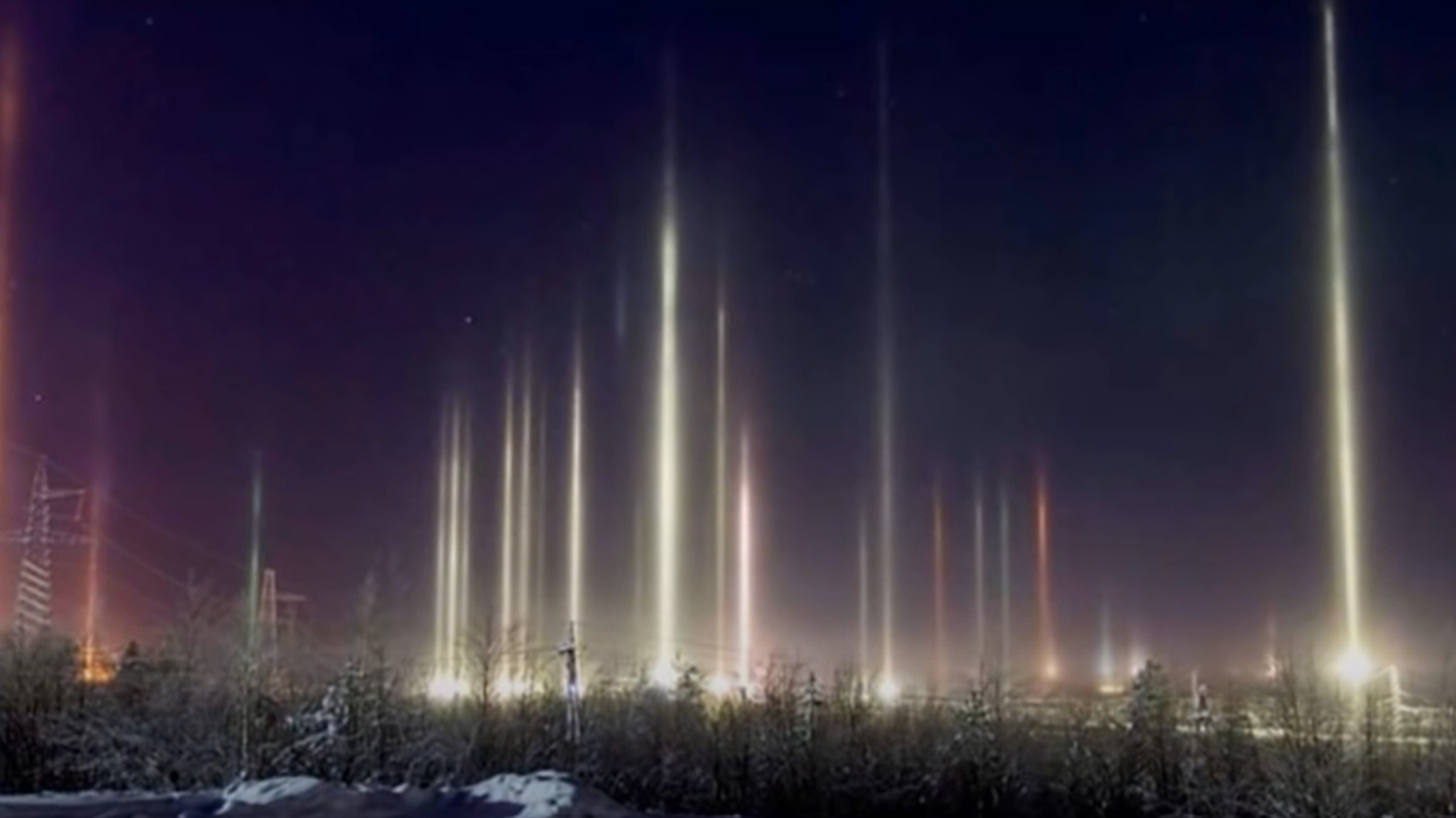 На смену северному сиянию в Москве пришли световые столбы