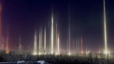 На смену северному сиянию в Москве пришли световые столбы