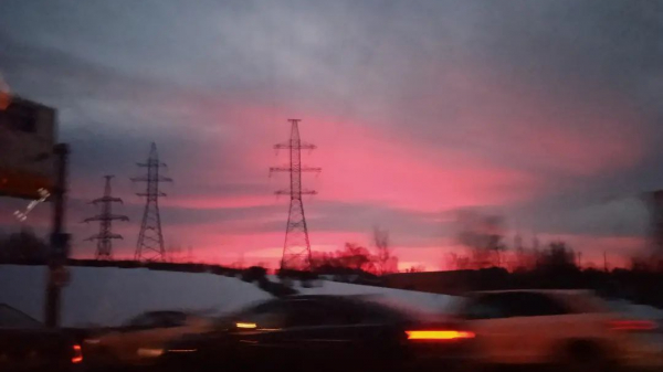 Розовый закат в Москве не имеет отношения к магнитной буре