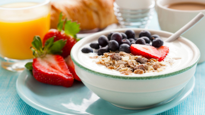 Гастроэнтерологи составили список «полезных» завтраков, вредящих организму