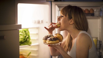 Почему организм накапливает жир: научные объяснения и факторы переедания
