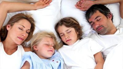 Сколько лет следует ребенку спать с родителями — совет эксперта