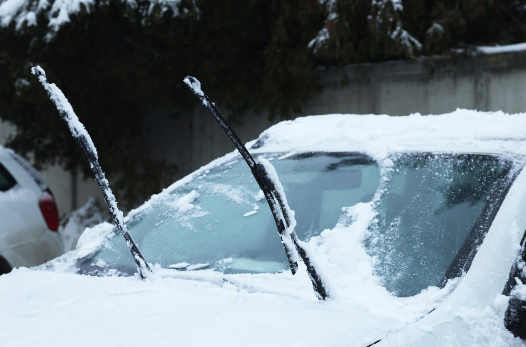Стекла авто зимой. Стекла авто зимой. Зимние омыватели лобового стекла. Антилед грасс 600мл defroster 110404. Автомобильный дворник зимой.