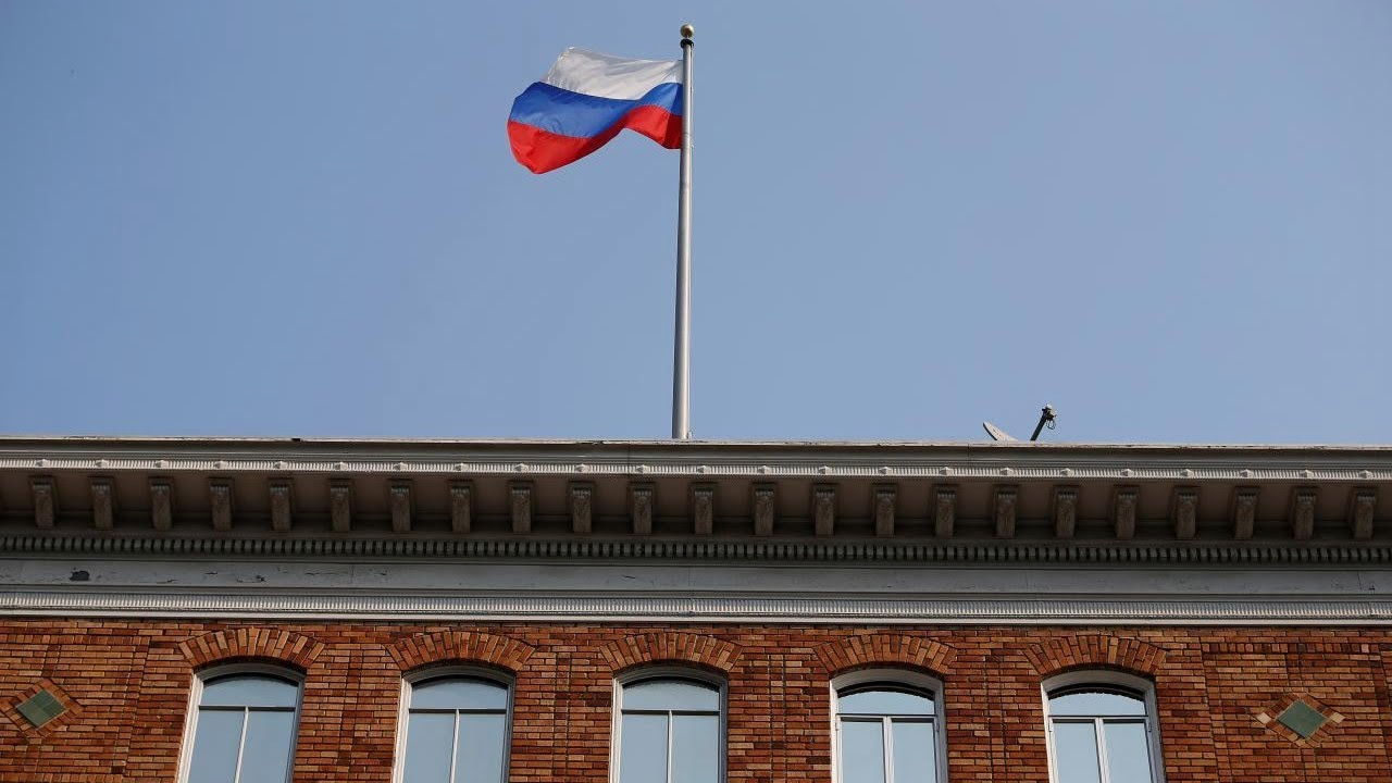 Государственный флаг обяжут вывешивать на каждое здание учебных учреждений