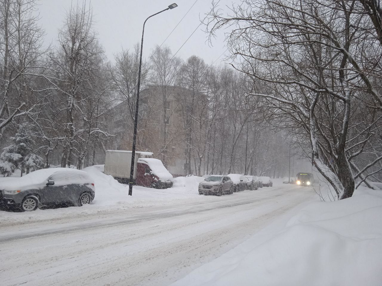 Интенсивный снегопад в Москве вызвал серьезные пробки на дорогах