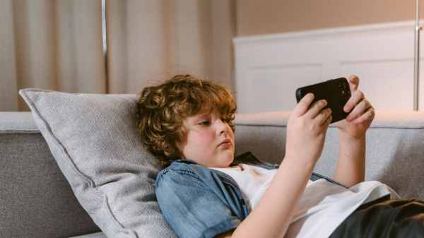 Дегенеративные заболевания могут проявляться у детей из-за смартфонов — ученые