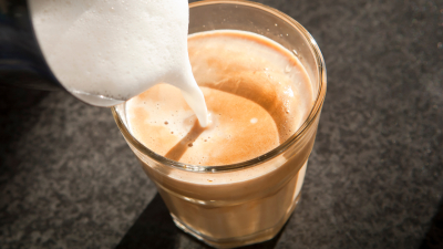 Добавление молока в кофе может лишить напиток пользы — эксперт