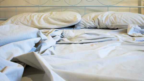 Эксперты объяснили, почему не заправлять постель по утрам — это гигиенично