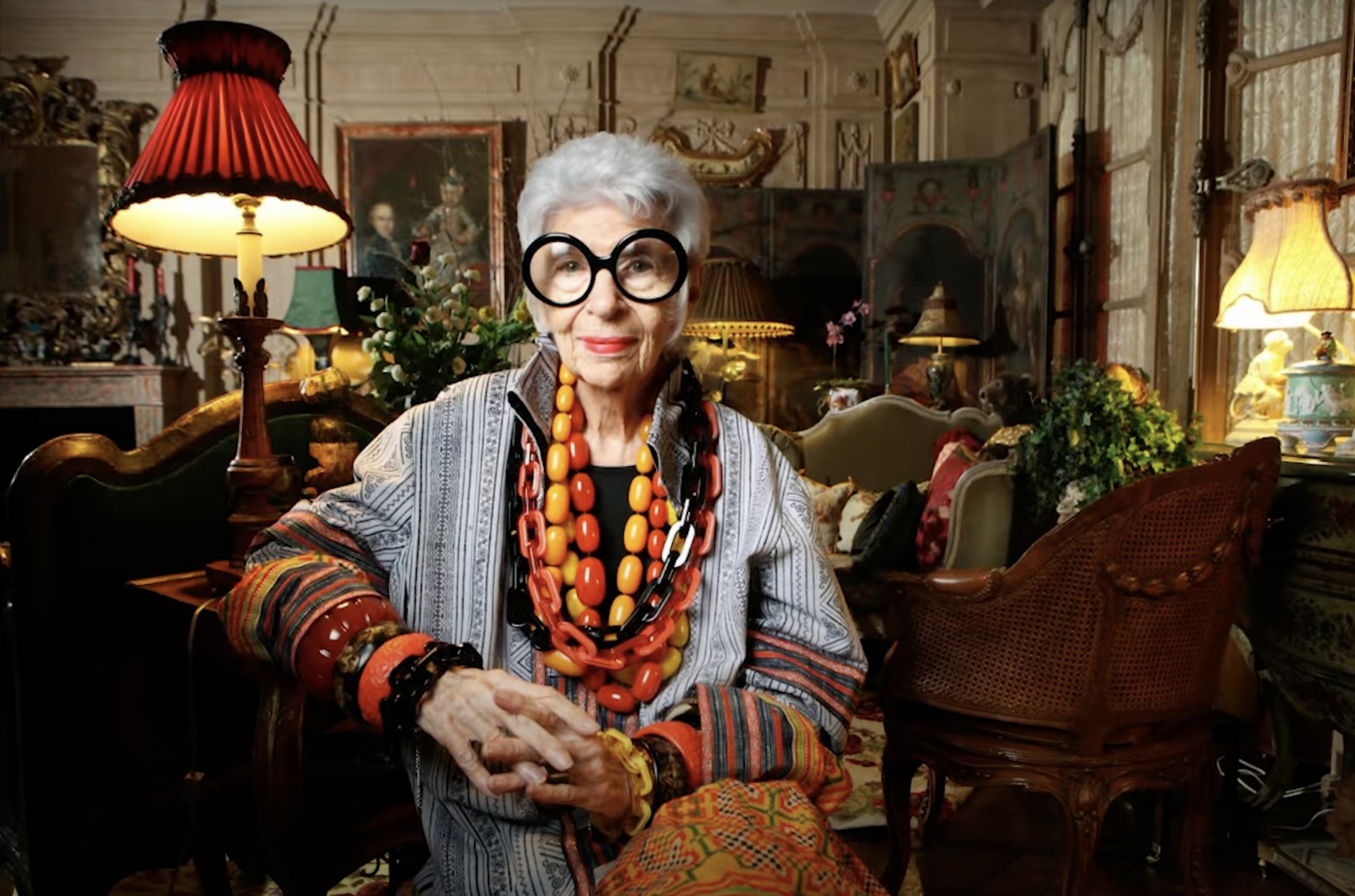 «Икона моды» Айрис Апфель скончалась в 102 года
