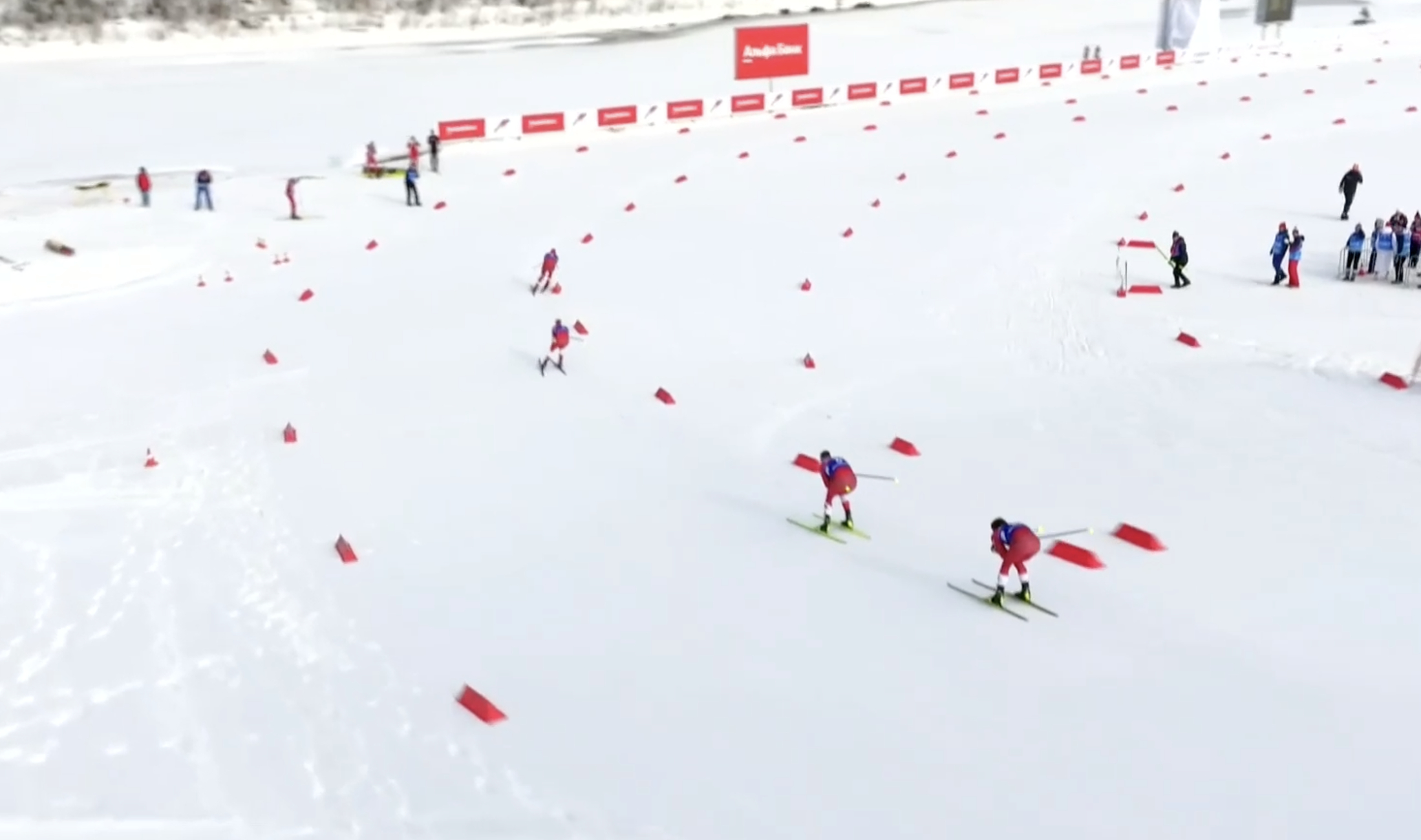 Лыжник Большунов продолжает череду побед в индивидуальных гонках
