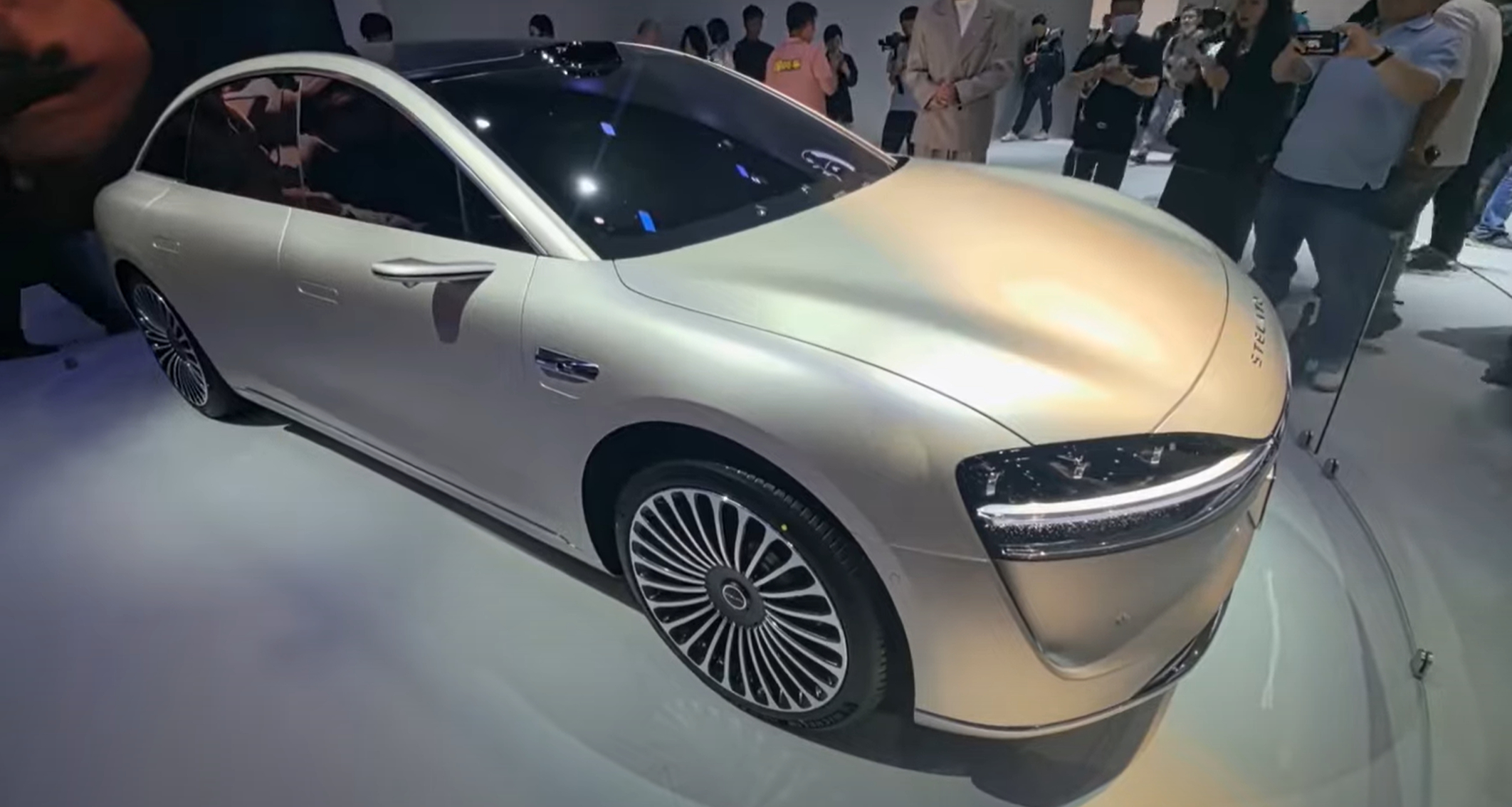 Китайцы представили седан, который будет конкурировать с «Мерседесом» и БМВ