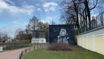 Портрет Сергея Бодрова уступает место плакату с Йодой в Питере