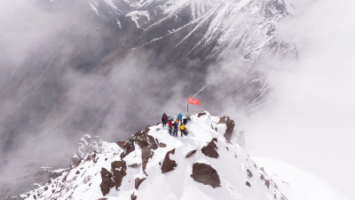 «Бессмертный полк» Кыргызстана поднял Знамя Победы на вершину Путина