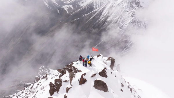 «Бессмертный полк» Кыргызстана поднял Знамя Победы на вершину Путина