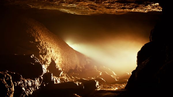 Гиды демонстрируют смертельные свойства пещеры в Коста-Рике