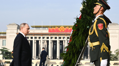 Запад резко отреагировал на поведение Путина на площади Тяньаньмэнь