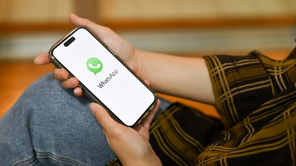 WhatsApp меняет дизайн на черный и белый