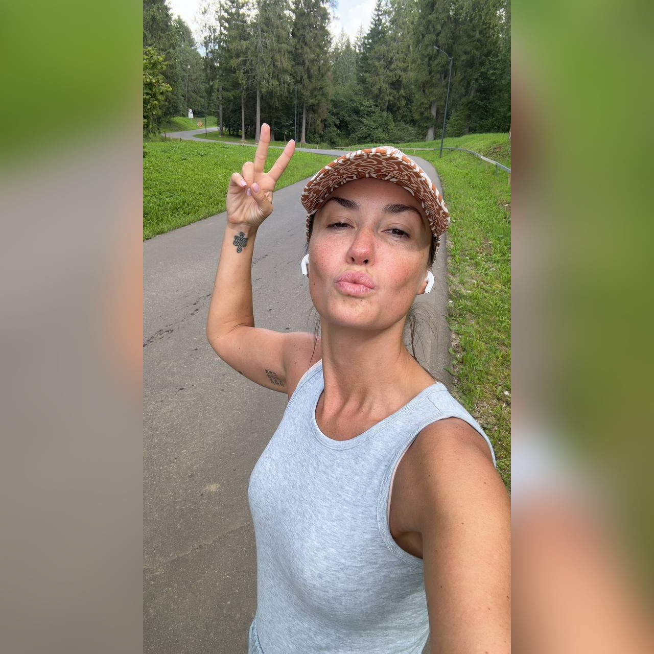 Беременная Муцениеце и Дранга вышли в свет