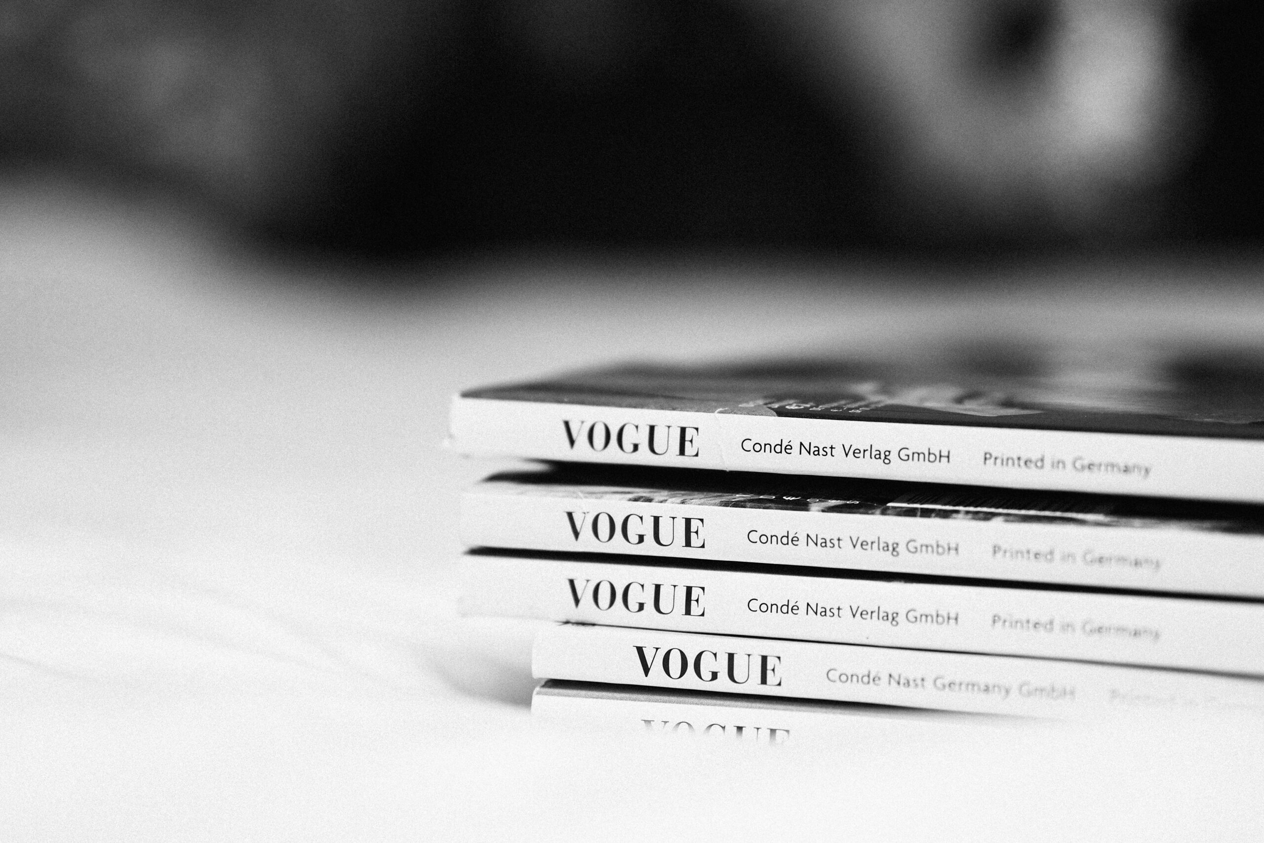 Vogue показал цифровую модель в рекламе Guess и вызвал волну хейта