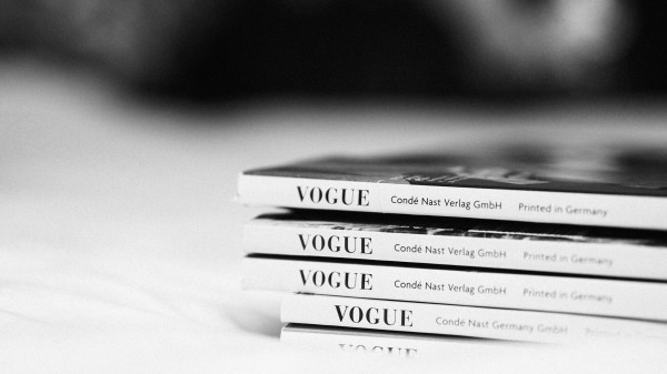 Vogue показал цифровую модель в рекламе Guess и вызвал волну хейта