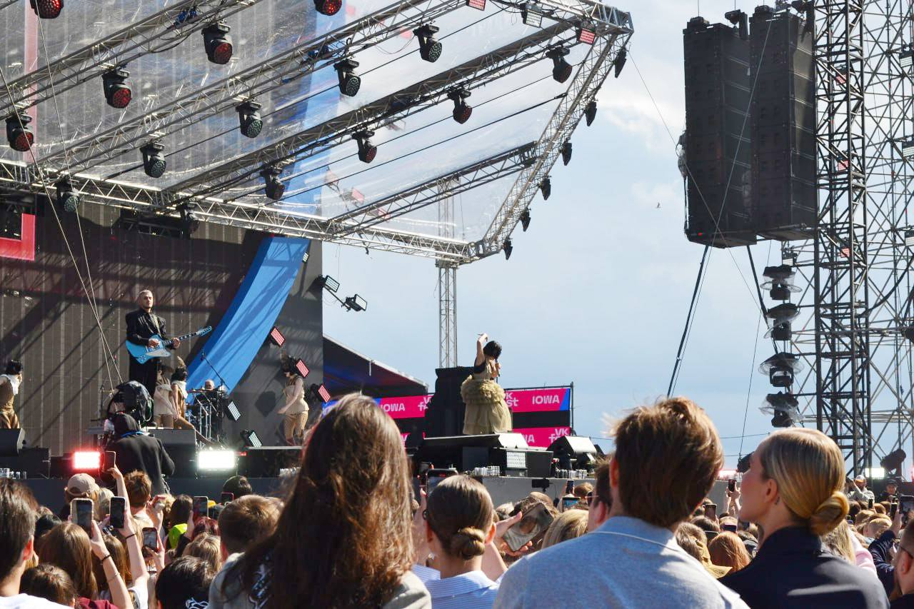 Музыка вопреки дождю: VK Fest 2025 объединил тысячи гостей в Петербурге
