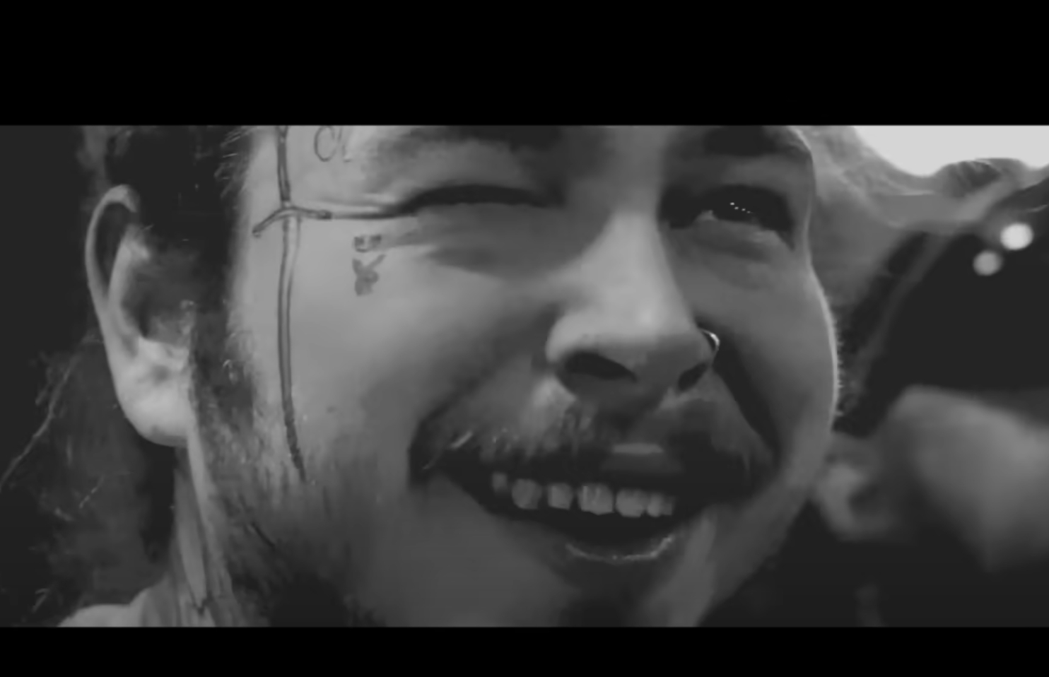 Рэпер Post Malone выпал со сцены, пытаясь чокнуться с фанатом