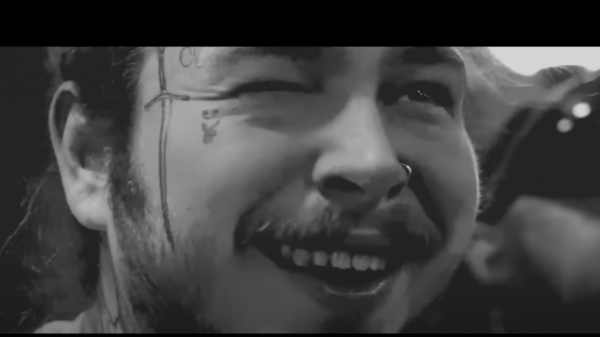 Рэпер Post Malone выпал со сцены, пытаясь чокнуться с фанатом