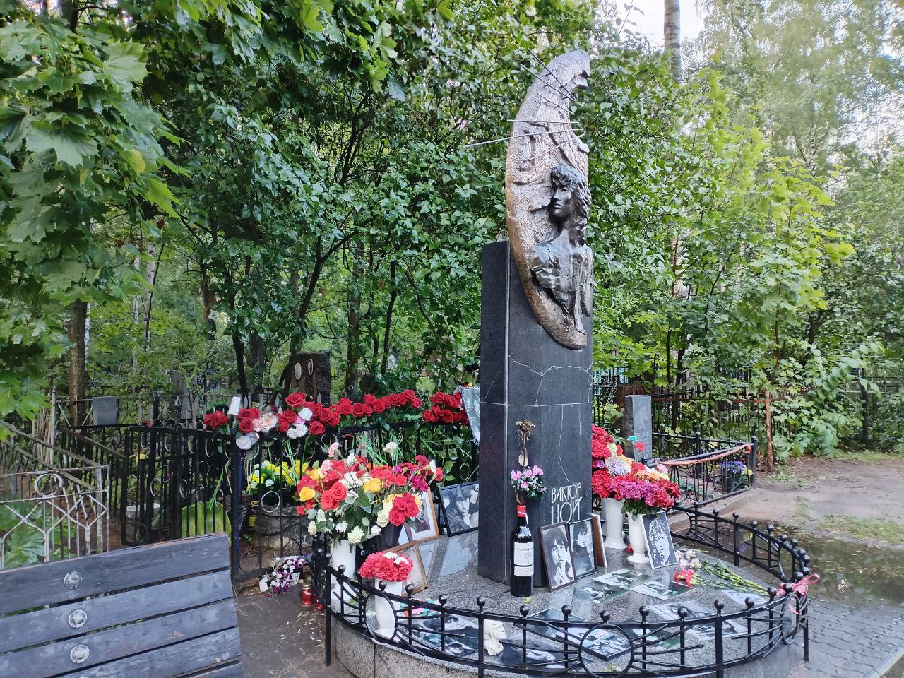 День памяти Цоя превратился в шумную пьянку на кладбище