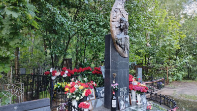 День памяти Цоя превратился в шумную пьянку на кладбище