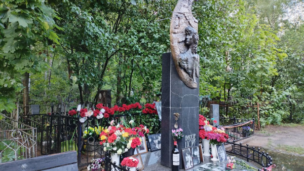 День памяти Цоя превратился в шумную пьянку на кладбище