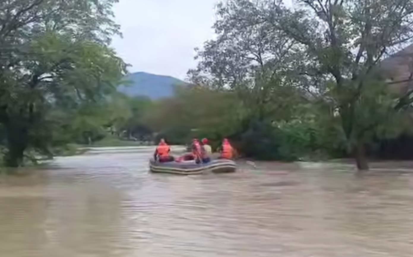 Автобус с 25 пассажирами сорвался в реку во время потопа в Туапсе