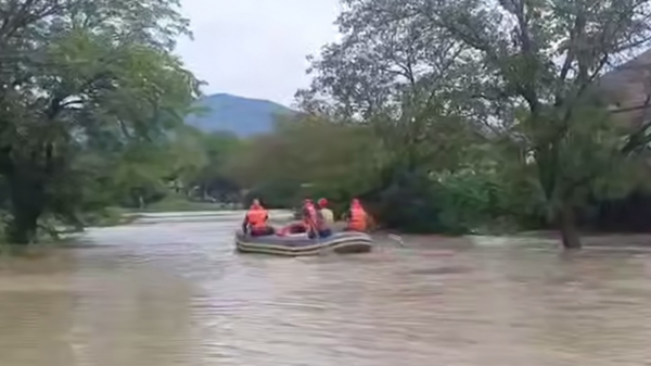 Автобус с 25 пассажирами сорвался в реку во время потопа в Туапсе
