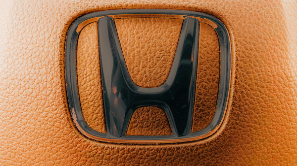 Прибыль Honda упала вдвое из-за американских тарифов