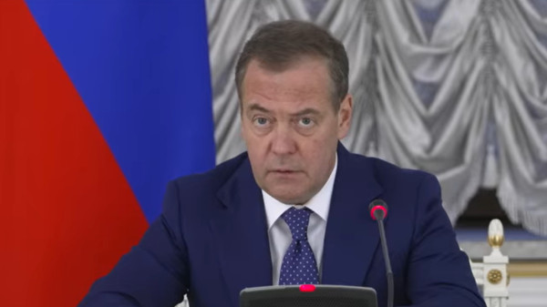 Медведев отметил 60-летие и получил награду за укрепление нацбезопасности