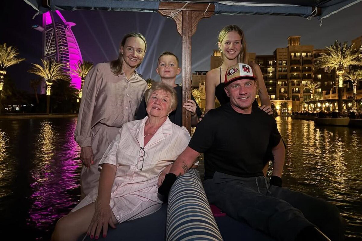 Роман Костомаров показал фото с семейного отдыха в Дубае