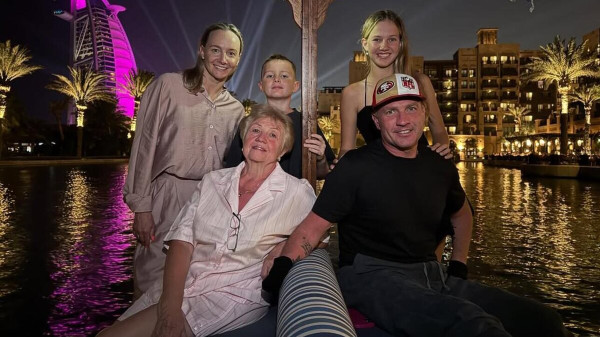 Роман Костомаров показал фото с семейного отдыха в Дубае